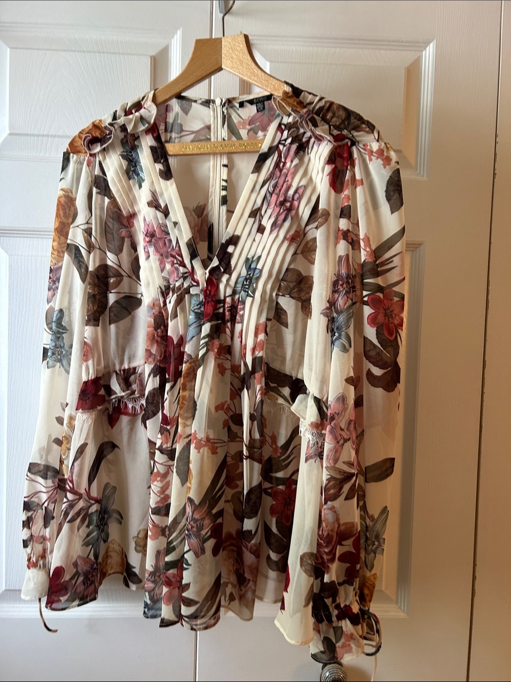 Lg Buffalo David Bitton Cream Floral chiffon blouse with ruffle and lace detail